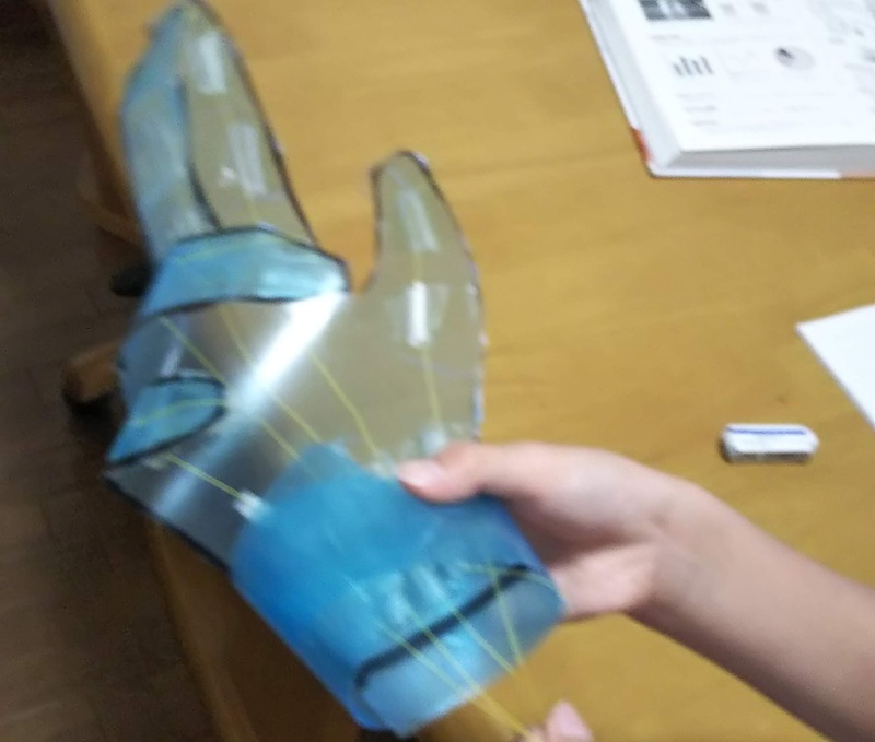 手の模型のけんを引っ張る図